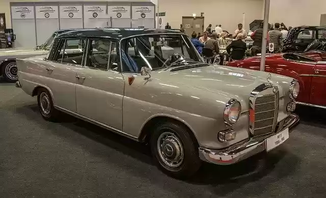 Descărcare gratuită Mercedes W111 Classic - fotografie sau imagini gratuite pentru a fi editate cu editorul de imagini online GIMP