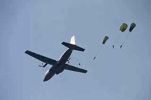 Скачать бесплатно Parachute Bundeswehr Aircraft - бесплатно фото или картинку для редактирования с помощью онлайн-редактора изображений GIMP