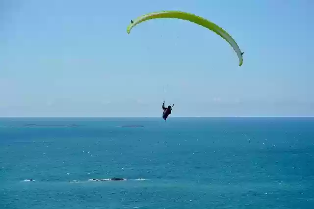 Free download paragliding flight over sea sea free picture to be edited with GIMP free online image editor
