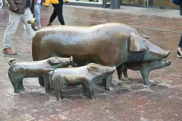 Free download Pigs Bronze Sculpture -  free photo or picture to be edited with GIMP online image editor