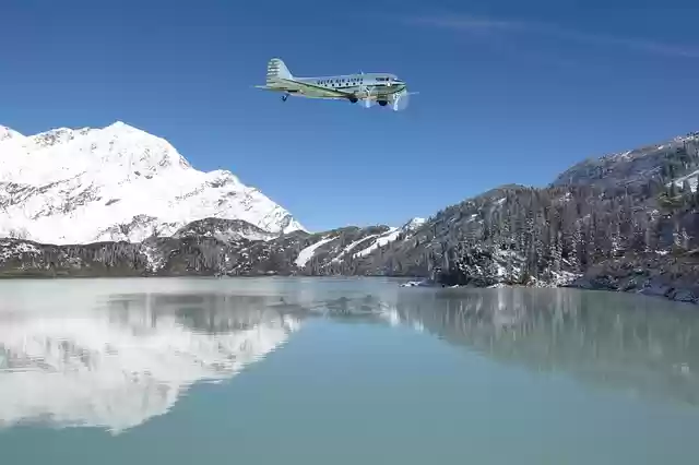 Free download plane dc3 isolated aviation flying free picture to be edited with GIMP free online image editor