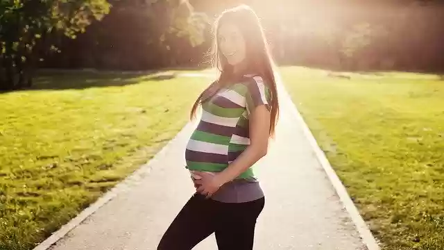 تنزيل مجاني لصورة امرأة شابة حامل قابلة للتحرير باستخدام برنامج GIMP لتحرير الصور عبر الإنترنت مجانًا