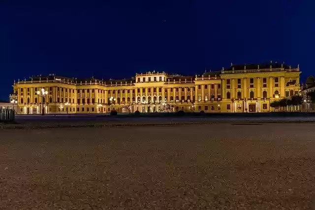 Download gratuito Schönbrunn Night Illuminated Long - foto o immagine gratuita da modificare con l'editor di immagini online GIMP