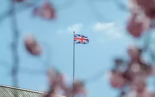A british flag flies over the palace of london  from Chrome web store to be run with OffiDocs Chromium online