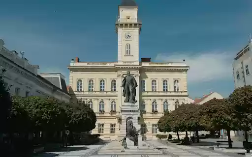 ক্রোম ওয়েব স্টোর থেকে মাঝখানে একটি মূর্তি সহ একটি বৃহৎ ভবন, অফিফডক্স দিয়ে চালানো হবে Chromium অনলাইন