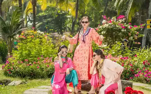 Beautiful dresses  from Chrome web store to be run with OffiDocs Chromium online