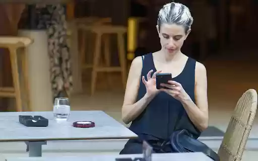 Beautiful slim girl  from Chrome web store to be run with OffiDocs Chromium online