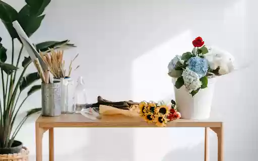 Bouquet of hydrangeas and rose on table with sunflowers  from Chrome web store to be run with OffiDocs Chromium online