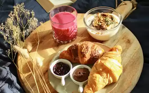 Breakfast Food on a Wooden Chopping Board  from Chrome web store to be run with OffiDocs Chromium online