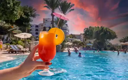 Bustling swimming pool  from Chrome web store to be run with OffiDocs Chromium online