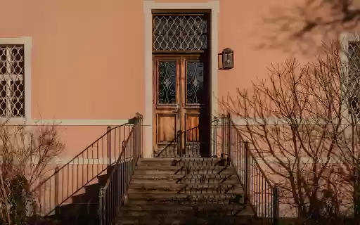 Charming Pink Facade with Rustic Wooden Door  from Chrome web store to be run with OffiDocs Chromium online