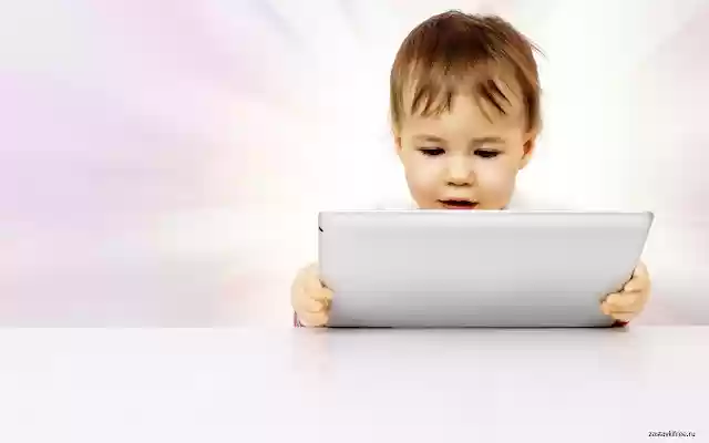 Enfant avec tablette de la boutique en ligne Chrome à exécuter avec OffiDocs Chromium en ligne