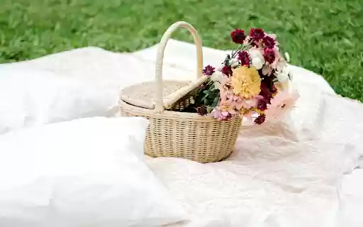 Flower Basket on the Lawn  from Chrome web store to be run with OffiDocs Chromium online