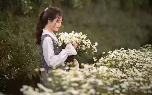 Girl and little chrysanthemum  from Chrome web store to be run with OffiDocs Chromium online