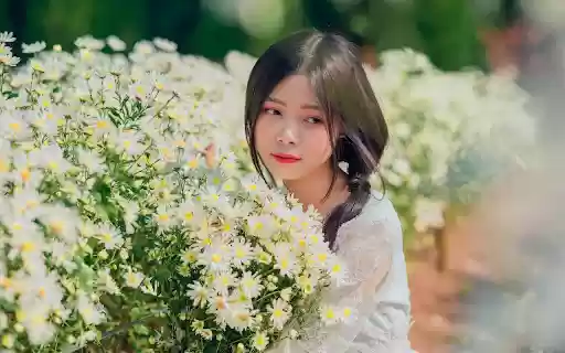 Girl holding flowers  from Chrome web store to be run with OffiDocs Chromium online