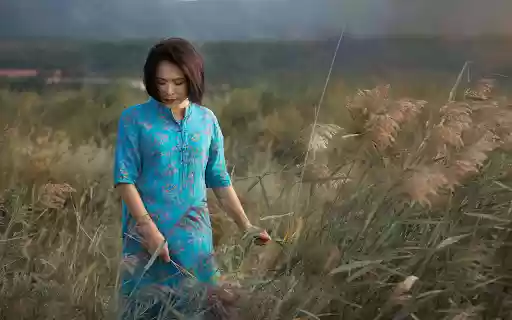 Girl in the reed grass field  from Chrome web store to be run with OffiDocs Chromium online