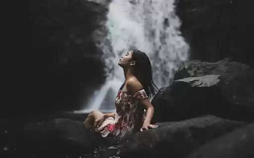 Girl sitting by the waterfall from Chrome web store to be run with OffiDocs Chromium online Girl sitting by the waterfall from Chrome web store to be run with OffiDocs Chromium online