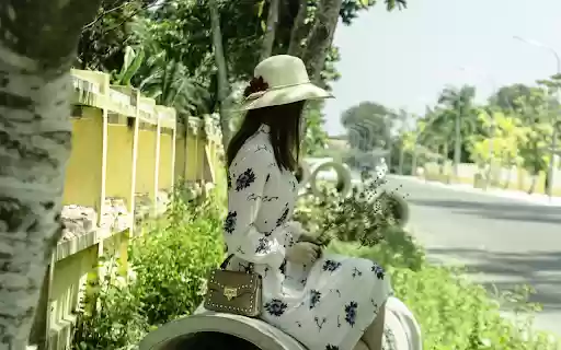 Girl sitting on a round drain  from Chrome web store to be run with OffiDocs Chromium online