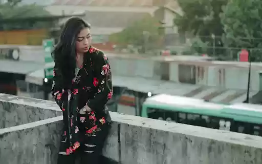 Girl standing on the roof from Chrome web store to be run with OffiDocs Chromium online Girl standing on the roof from Chrome web store to be run with OffiDocs Chromium online