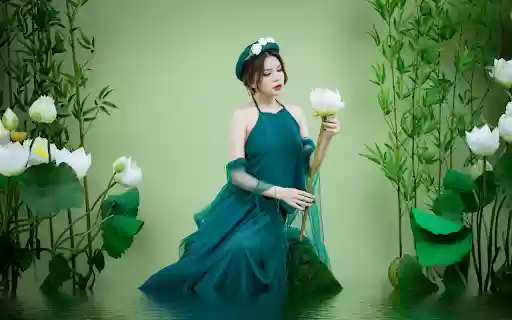 Girl taking pictures from Chrome web store to be run with OffiDocs Chromium online Girl taking pictures from Chrome web store to be run with OffiDocs Chromium online