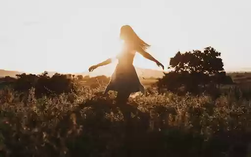 Girl walking around  from Chrome web store to be run with OffiDocs Chromium online