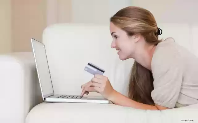 Meisje met een creditcard van de Chrome-webwinkel om online met OffiDocs Chromium te werken