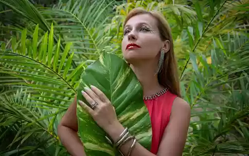 Gorgeous girl with sparkling eyes  from Chrome web store to be run with OffiDocs Chromium online