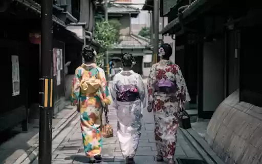 Kimonos Grace Along the Winding Lane  from Chrome web store to be run with OffiDocs Chromium online