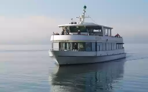 Passenger Ship on a Calm Lake  from Chrome web store to be run with OffiDocs Chromium online