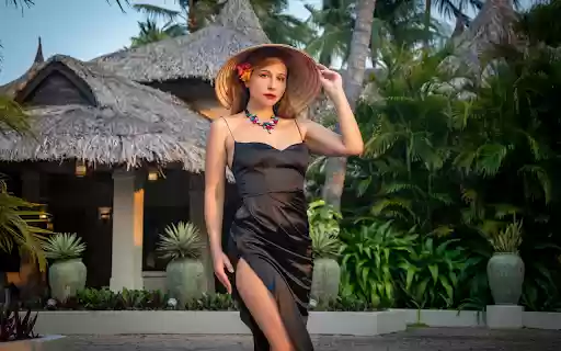 Pretty girl and hat  from Chrome web store to be run with OffiDocs Chromium online