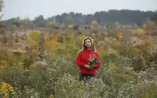 Red shirt girl in the middle of the forest  from Chrome web store to be run with OffiDocs Chromium online