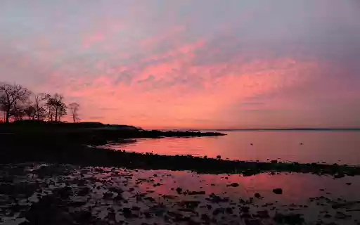 Rocky Beach Shoreline at Dawn  from Chrome web store to be run with OffiDocs Chromium online