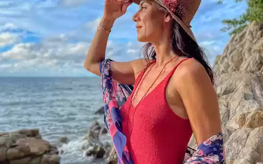 Sea and luxurious woman  from Chrome web store to be run with OffiDocs Chromium online