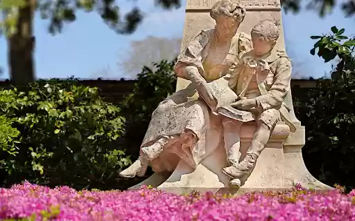 Stone statue in the park  from Chrome web store to be run with OffiDocs Chromium online