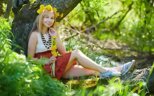 The girl and the bracelet on her head  from Chrome web store to be run with OffiDocs Chromium online