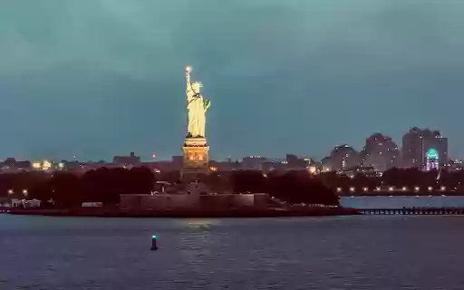 The statue glows in the night  from Chrome web store to be run with OffiDocs Chromium online