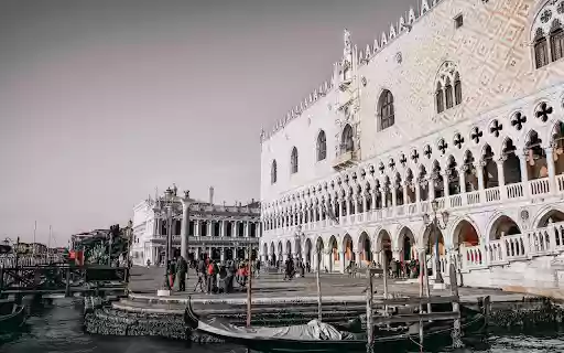 Tourists in Front of Palazzo Ducale in Venice Ital  from Chrome web store to be run with OffiDocs Chromium online