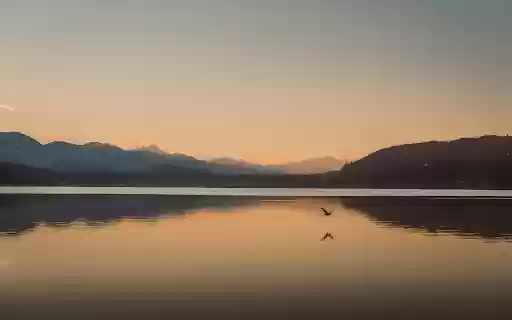 Tranquil Sunset Over Mountain Lake  from Chrome web store to be run with OffiDocs Chromium online