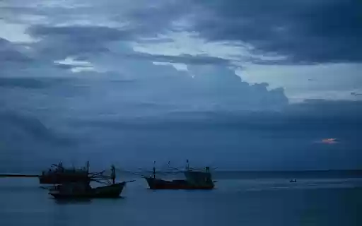 Trawlers in Sea at Dawn  from Chrome web store to be run with OffiDocs Chromium online