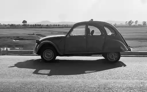 Vintage Car Parked on Roadside  from Chrome web store to be run with OffiDocs Chromium online