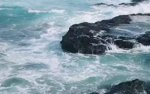 Waves crashing against rocks  from Chrome web store to be run with OffiDocs Chromium online
