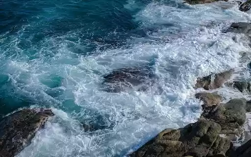 Waves crashing on the rocky shore  from Chrome web store to be run with OffiDocs Chromium online