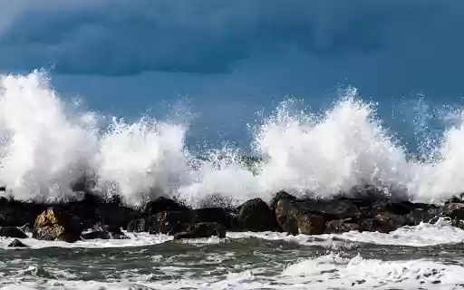 Waves Crashing on the Shore  from Chrome web store to be run with OffiDocs Chromium online