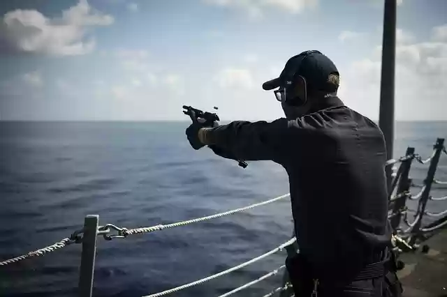 Scarica gratis l'immagine gratuita del soldato 9mm della pistola della marina militare da modificare con l'editor di immagini online gratuito di GIMP