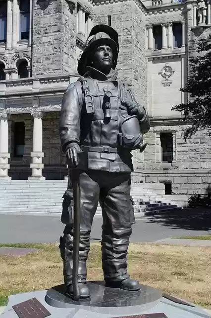 ດາວ​ໂຫຼດ​ຟຣີ Statue Bronze Fireman British - ຮູບ​ພາບ​ຟຣີ​ຫຼື​ຮູບ​ພາບ​ທີ່​ຈະ​ໄດ້​ຮັບ​ການ​ແກ້​ໄຂ​ກັບ GIMP ອອນ​ໄລ​ນ​໌​ບັນ​ນາ​ທິ​ການ​ຮູບ​ພາບ