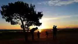 Muat turun percuma templat foto percuma Sunset Family Child untuk diedit dengan editor imej dalam talian GIMP