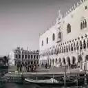 Tourists in Front of Palazzo Ducale in Venice Ital  screen for extension Chrome web store in OffiDocs Chromium