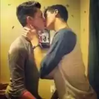 Download gratuito Two Gay Teens Kissing - Foto o foto gratis da modificare con l'editor di immagini online GIMP
