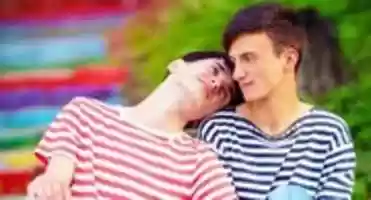 Bezpłatne pobieranie Dwóch gejów siedzących razem - Darmowe zdjęcie lub zdjęcie do edycji za pomocą internetowego edytora obrazów GIMP