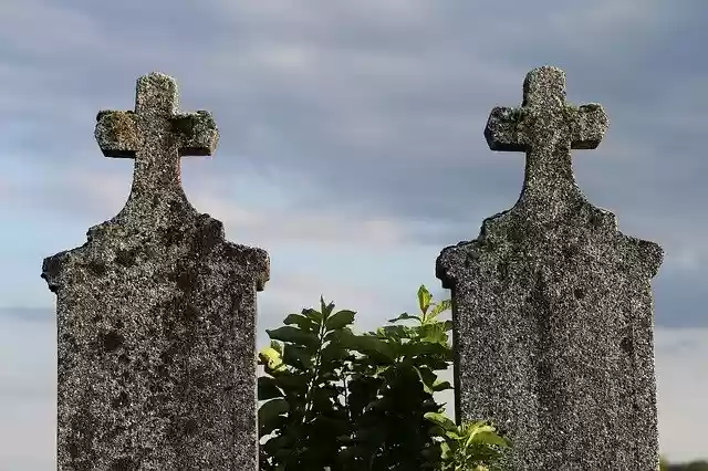 Téléchargement gratuit de Two Old Graves Crosses Gravestones - photo ou image gratuite à éditer avec l'éditeur d'images en ligne GIMP
